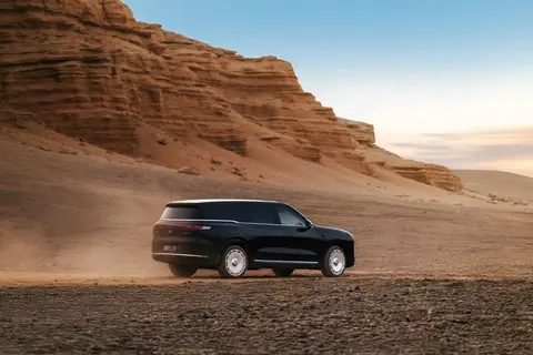 大六座过坎太颠？150mm空悬+CDC，过减速带像坐沙发！